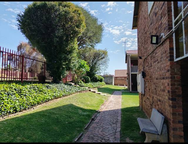 2 BEDROOM FLAT FOR SALE IN KEMPTON PARK EXT 5